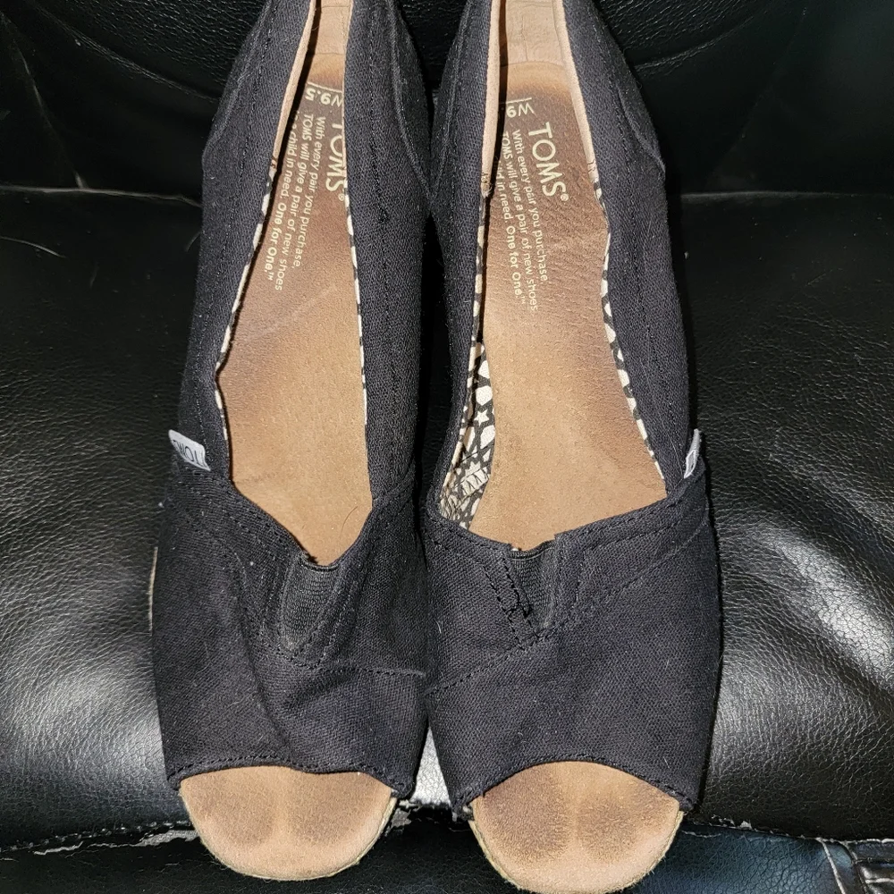 Misses sz 9.5 Tom's black canvas wedge shoes